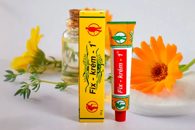 Ez egy felfedezés, de mi a helyzet ezzel? Vagy hogyan született meg egy vállalkozó. Egy kenőcs története, amely évtizedek óta segít. Ez a történet 1919-ben kezdődött, amikor Kellner úr megszületett. Élete és karrierje a víz körül forgott – a folyószabályozástól az öntözésig. A szocializmus korában nem volt könnyű jobb életszínvonalat elérni, ezért egy plusz bevételi forrás után nézett. Az egyetlen elismert lehetőség a gyógynövények termesztése volt.