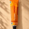 Fix-Creme-THERMO (84 g) ist eine hochwertige, wärmende Massagecreme mit Kampfer, Menthol, Vanillylbutylether sowie einem phytotherapeutischen Komplex aus Ringelblume und Thymian. Dank ihrer innovativen Drei-Phasen-Formel lindert sie sowohl unmittelbar als auch langfristig Muskel-, Gelenk- und Rückenschmerzen. Die Creme wärmt das Gewebe tiefenwirksam, fördert die Durchblutung, wirkt entzündungshemmend und verkürzt die Regenerationszeit nach Sport oder körperlicher Anstrengung.