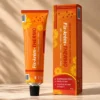 Fix-Creme-THERMO (84 g) ist eine hochwertige, wärmende Massagecreme mit Kampfer, Menthol, Vanillylbutylether sowie einem phytotherapeutischen Komplex aus Ringelblume und Thymian. Dank ihrer innovativen Drei-Phasen-Formel lindert sie sowohl unmittelbar als auch langfristig Muskel-, Gelenk- und Rückenschmerzen. Die Creme wärmt das Gewebe tiefenwirksam, fördert die Durchblutung, wirkt entzündungshemmend und verkürzt die Regenerationszeit nach Sport oder körperlicher Anstrengung.