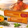 Fix-Creme-THERMO (84 g) ist eine hochwertige, wärmende Massagecreme mit Kampfer, Menthol, Vanillylbutylether sowie einem phytotherapeutischen Komplex aus Ringelblume und Thymian. Dank ihrer innovativen Drei-Phasen-Formel lindert sie sowohl unmittelbar als auch langfristig Muskel-, Gelenk- und Rückenschmerzen. Die Creme wärmt das Gewebe tiefenwirksam, fördert die Durchblutung, wirkt entzündungshemmend und verkürzt die Regenerationszeit nach Sport oder körperlicher Anstrengung.